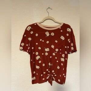 70’s Retro Revival Women’s Daisy Print Knot-Front Tee - Rust Size M